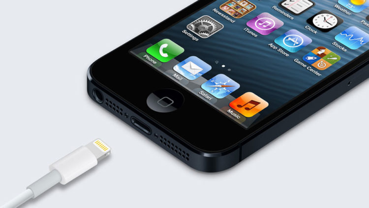 iPhone 5 si primul conector Lightning