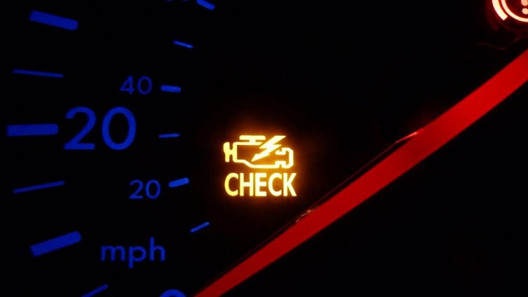 Este bine sa conduceti cu martorul Check Engine aprins?